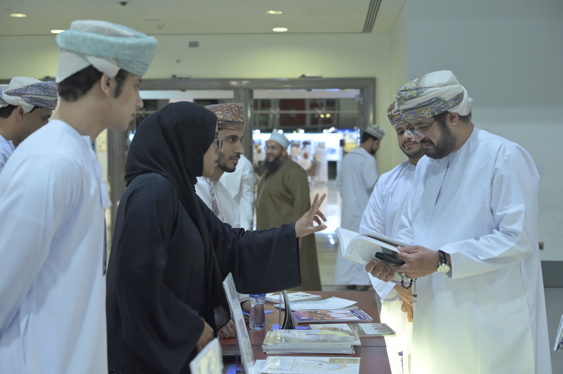 مجلسا الدولة  والشورى  يختتمان مشاركتهما في معرض مسقط للكتاب  