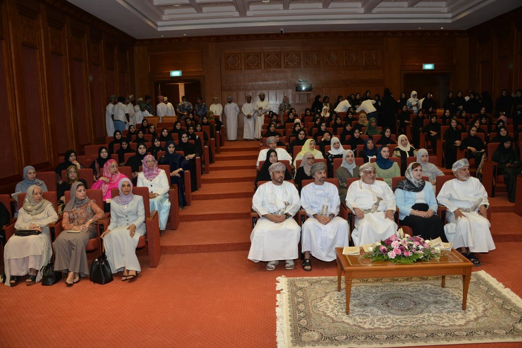 الدولة والشورى يحتفلان بيوم المرأة العمانية
