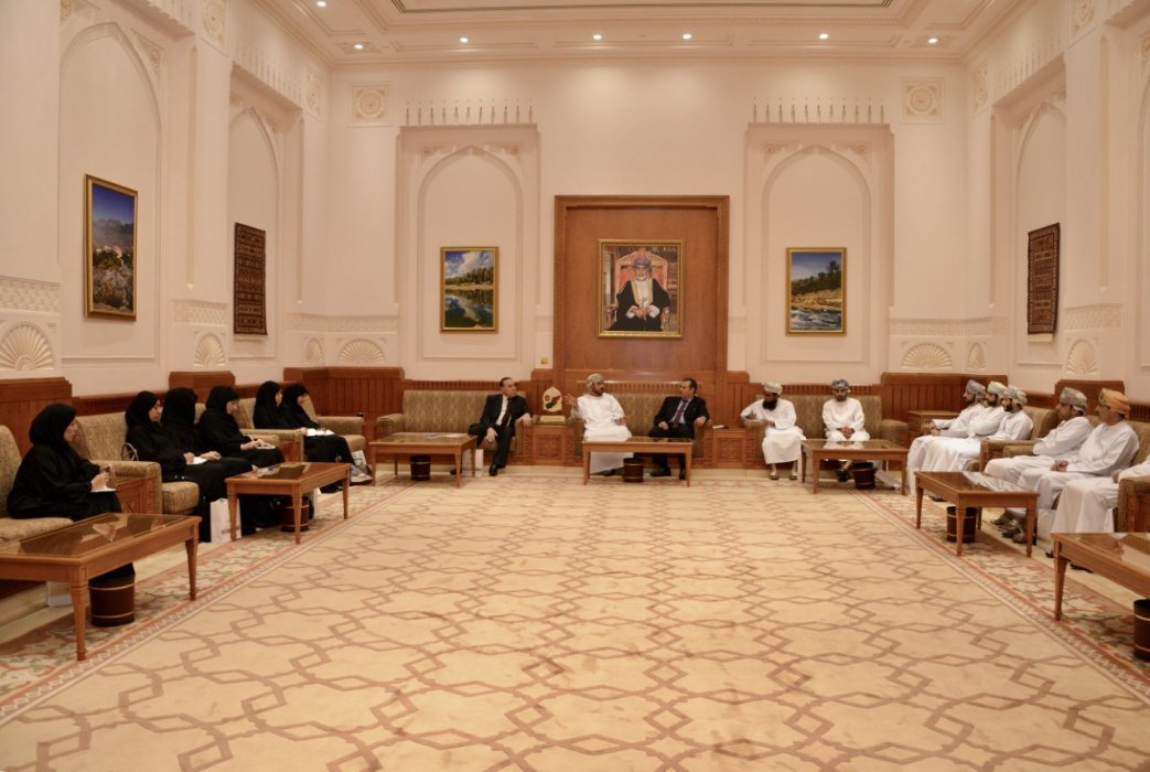 الأمين العام لمجلس الدولة يستقبل طلبة ماجستير الإدارة العامة بالكلية الحديثة للتجارة والعلوم