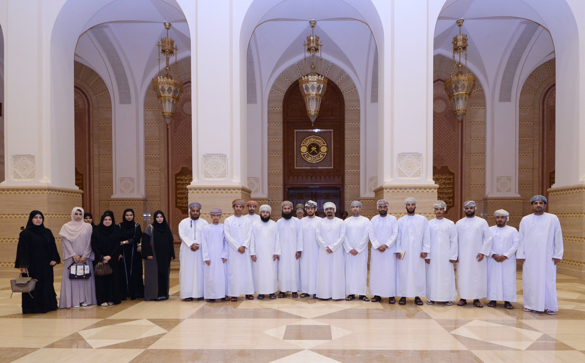 State Council receives college students 