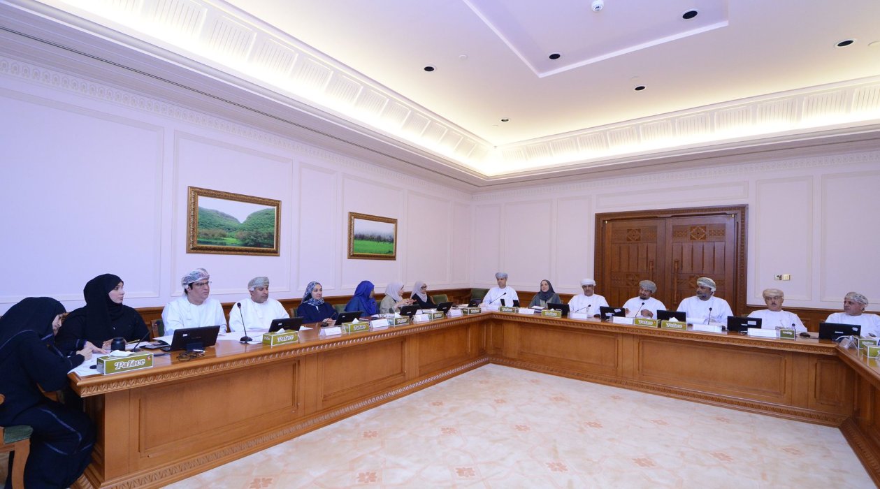 اللجنة الاجتماعية بمجلس الدولة تناقش مع مسؤولي "البيئة" برامج التوعية بمخاطر التلويث البحري