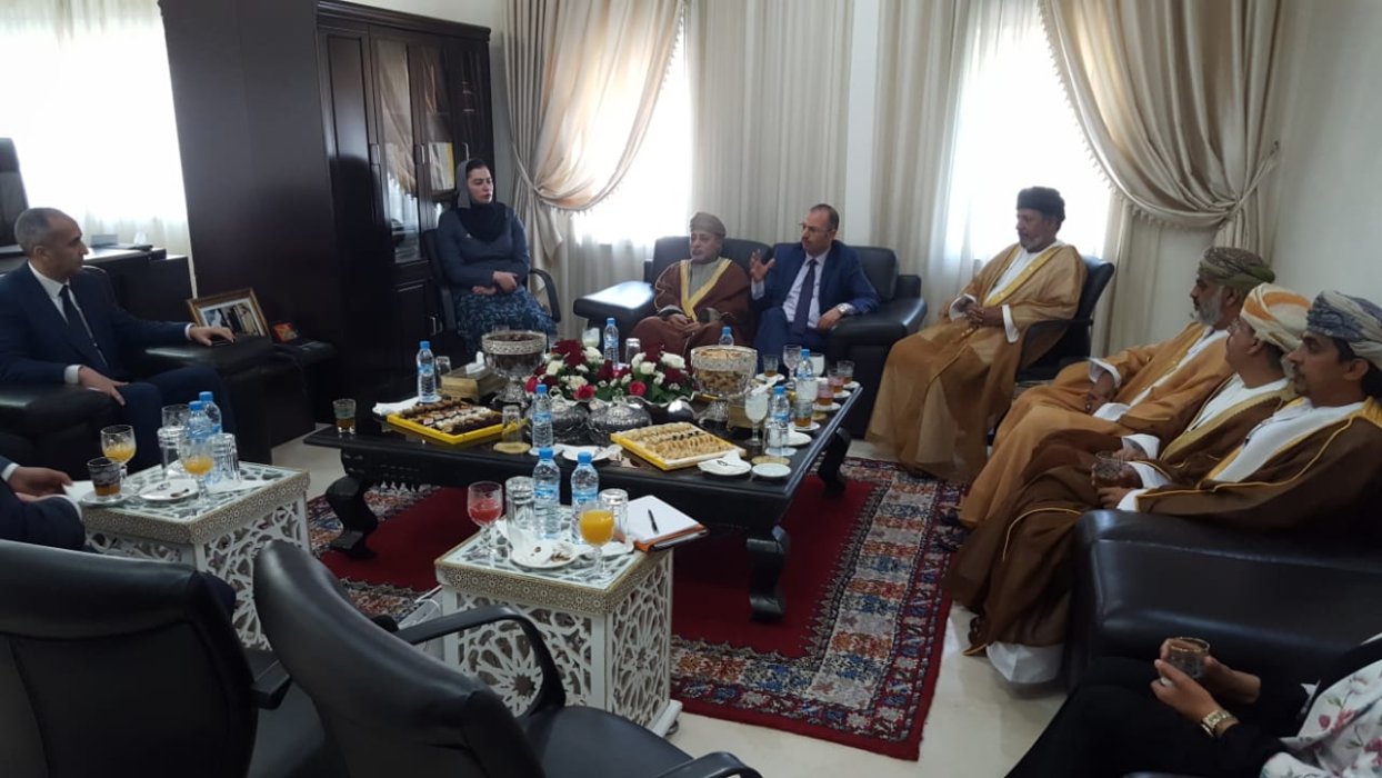 وفد لجنة الصداقة العمانية المغربية يطلع على المشروعات الزراعية بإقليم وزان