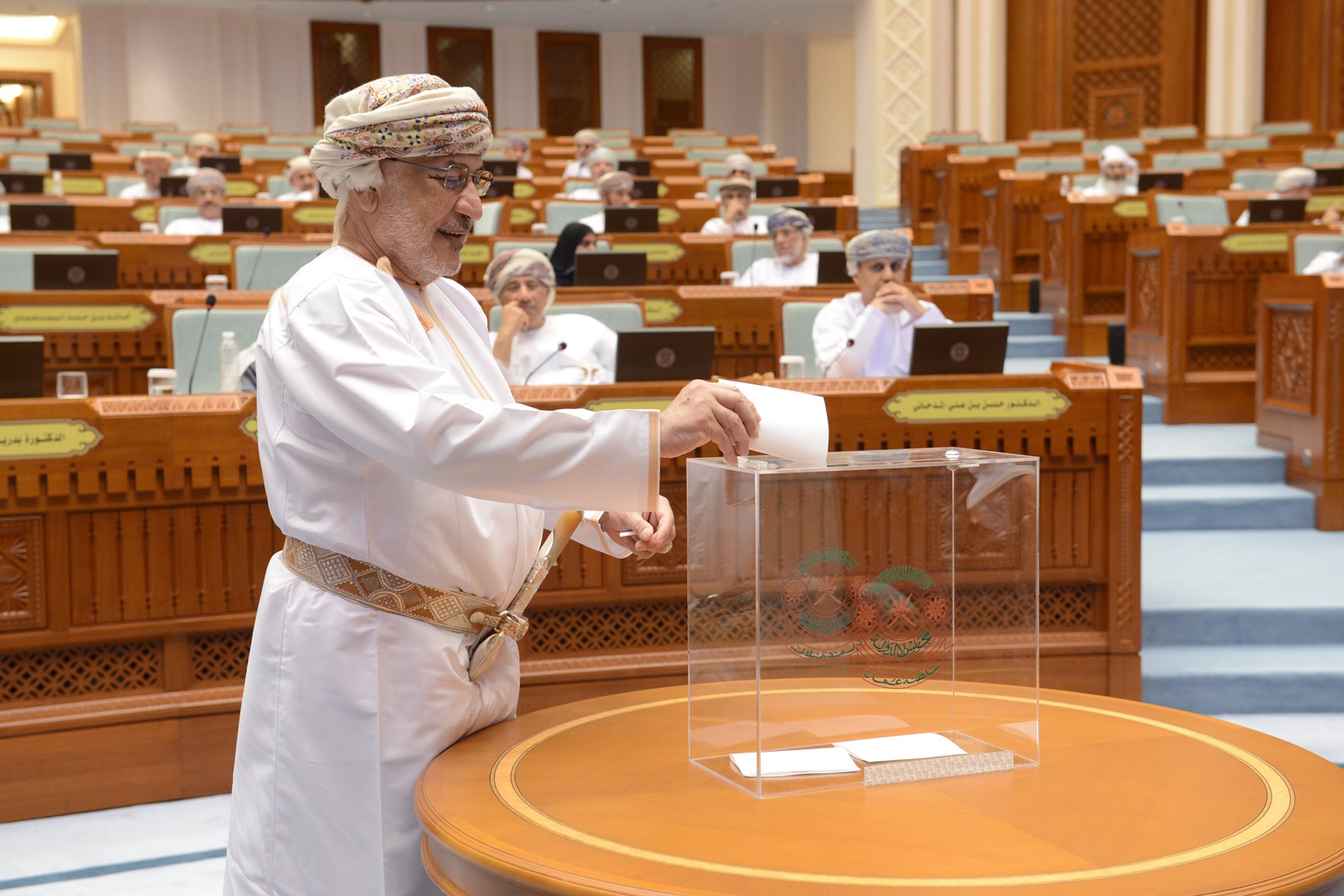 مهنئا المكرمين الأعضاء بالثقة السامية