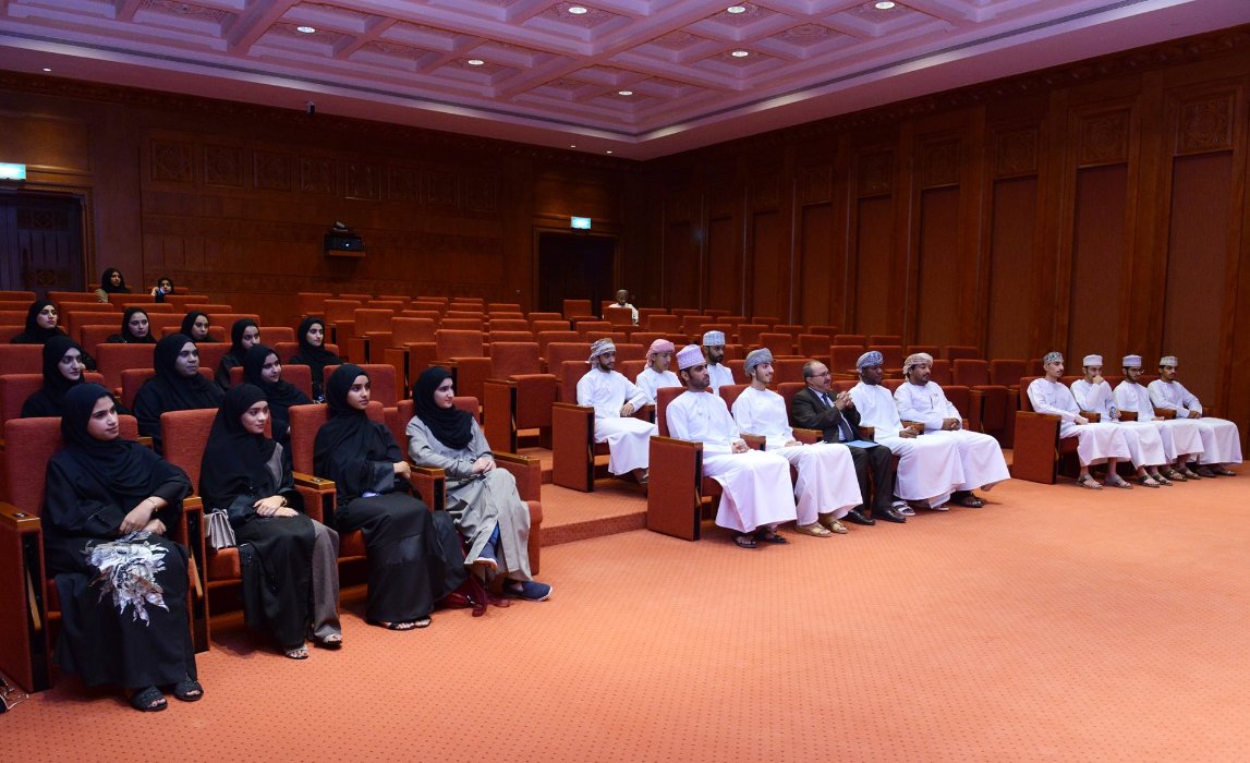 طلبة كلية الحقوق بجامعة السلطان قابوس في زيارة لمجلس الدولة